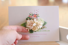 Load image into Gallery viewer, Floral clip - buttercream