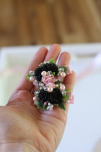 Load image into Gallery viewer, Floral clips - Black beauty