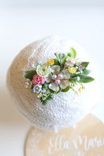Load image into Gallery viewer, Floral hair clip - Rainbow pearl